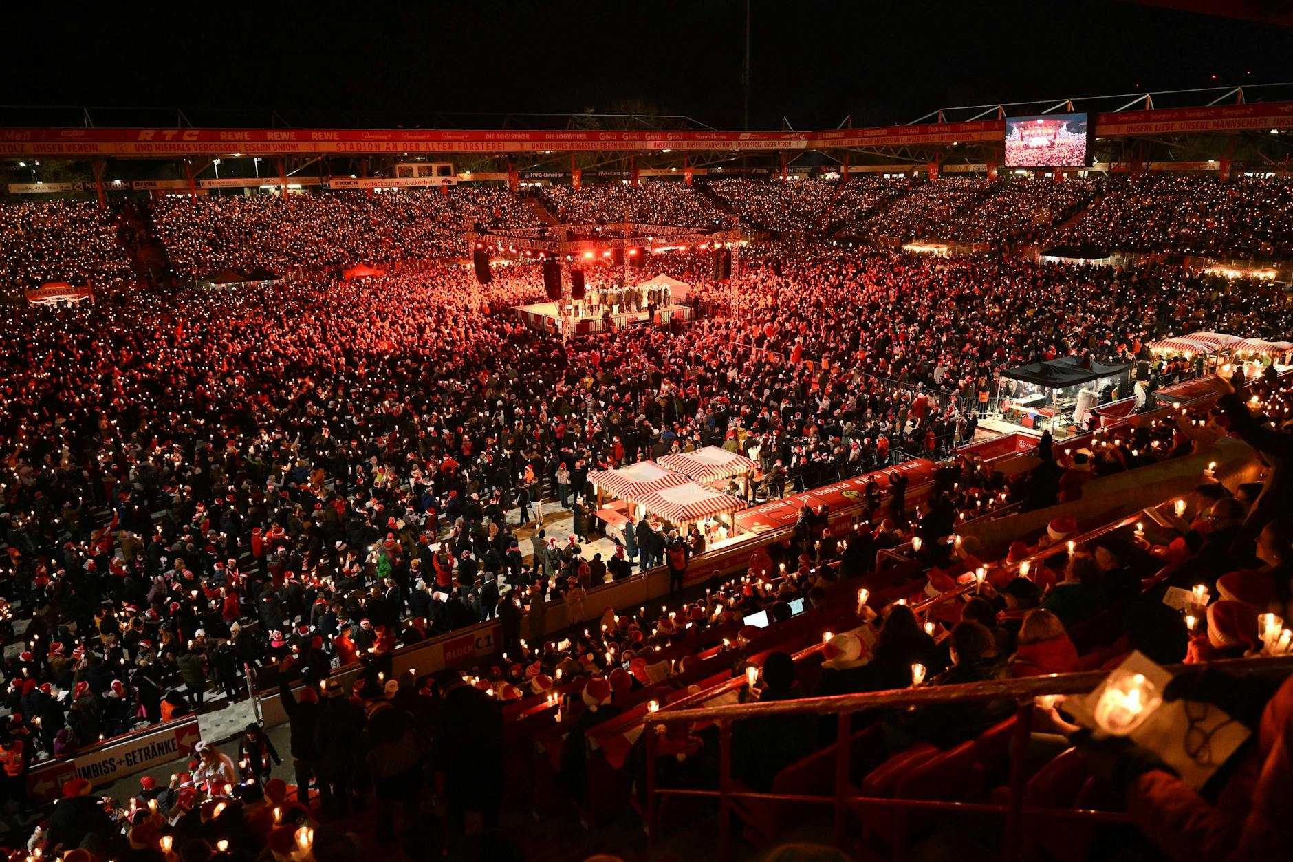 28.500 Menschen sangen beim Weihnachtssingen des 1. FC Union mit.