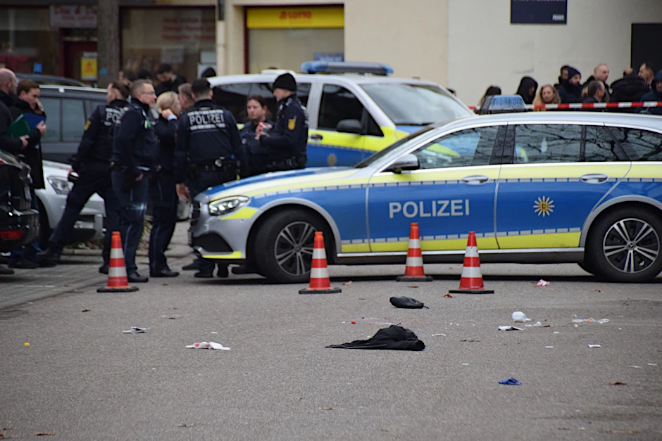 Einsatzkräfte der Polizei sichern den Tatort in Mannheim.  