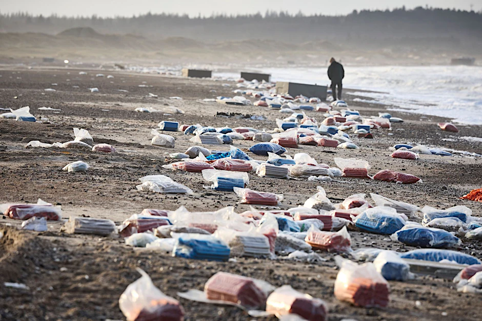 Der Küstenstreifen zwischen Tranum und Slette Strand in Dänemark ist gesäumt von gestrandeten Containern.  ix Foto/AP/dpa