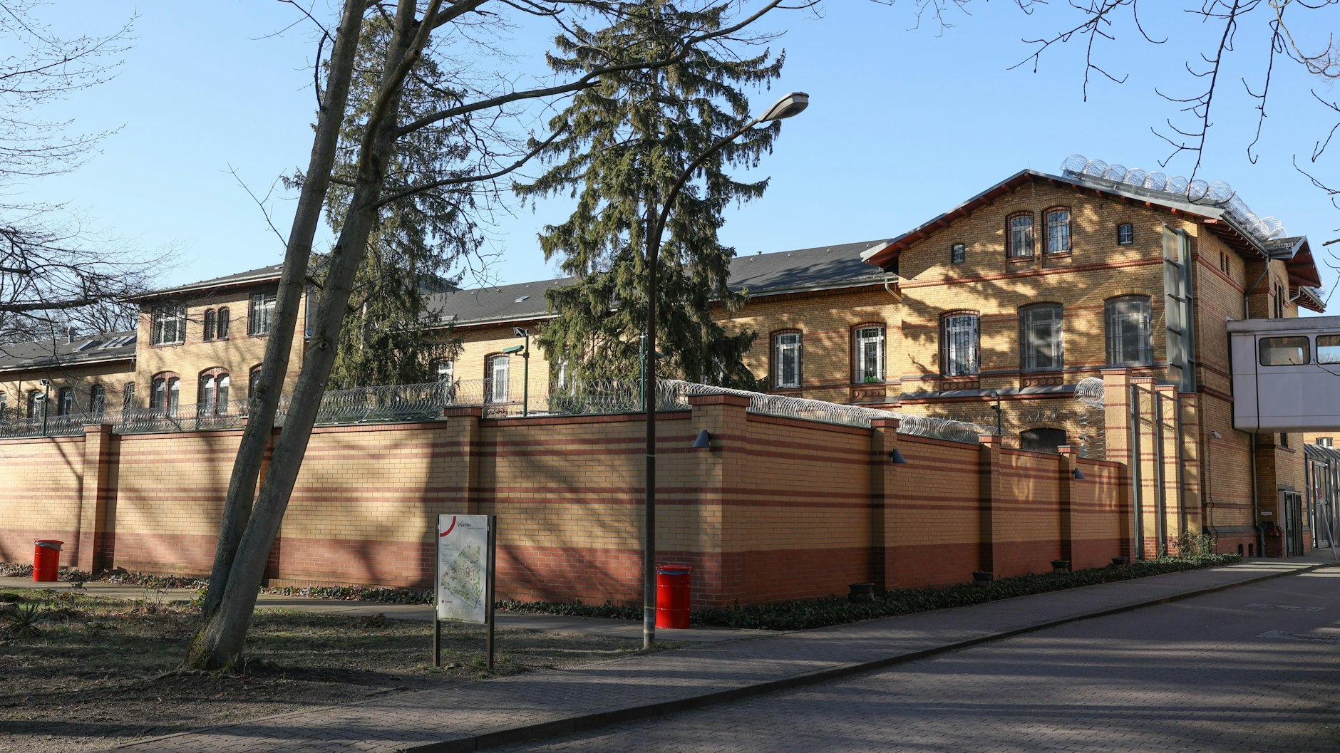 Aus dem Maßregelvollzug für als psychiatrisch auffällig oder suchtkrank eingestufte Straftäter sind zwei gefährliche Männer ausgebrochen.