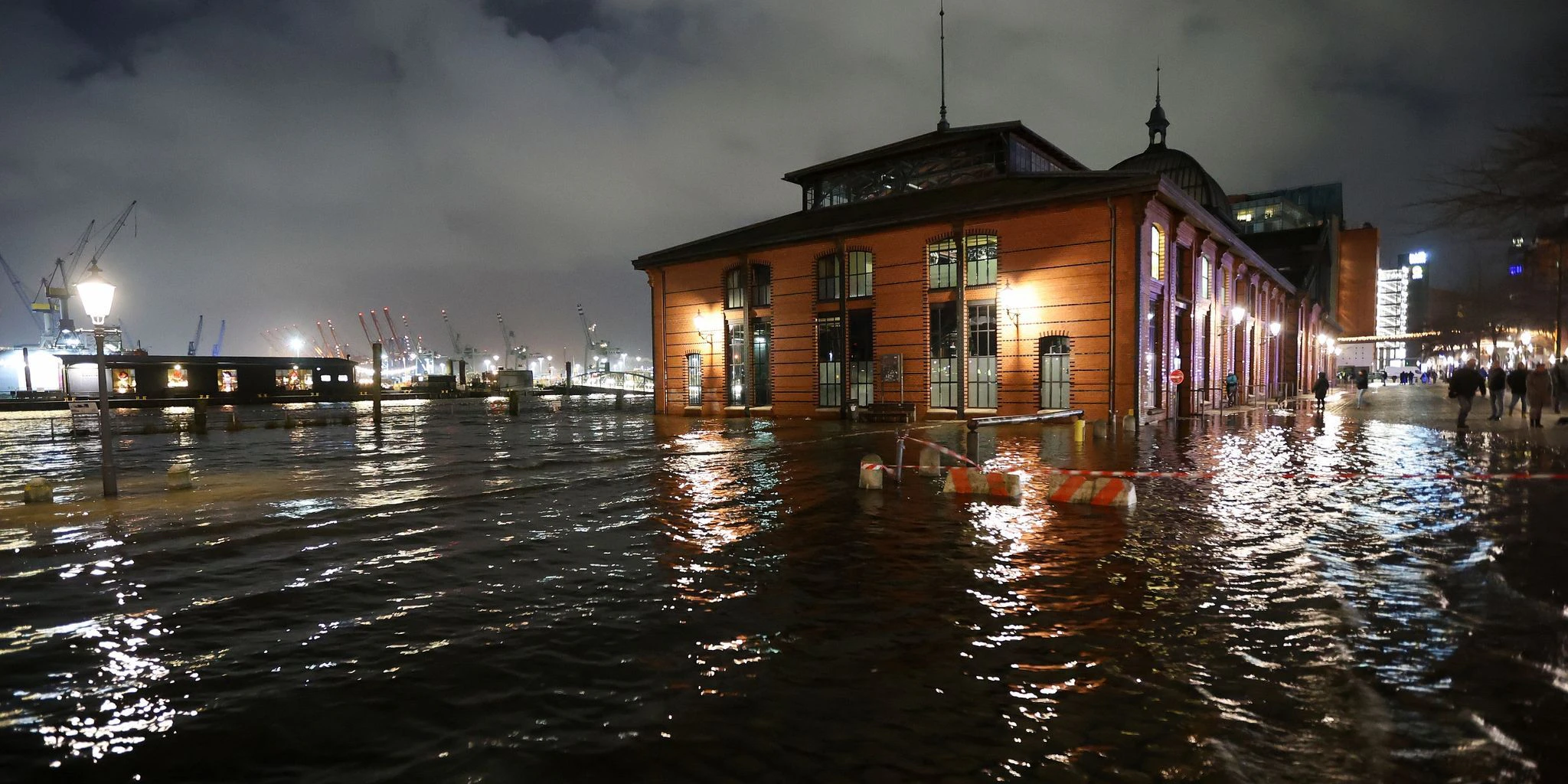 Der Fischmarkt in Hamburg ist überflutet worden.  