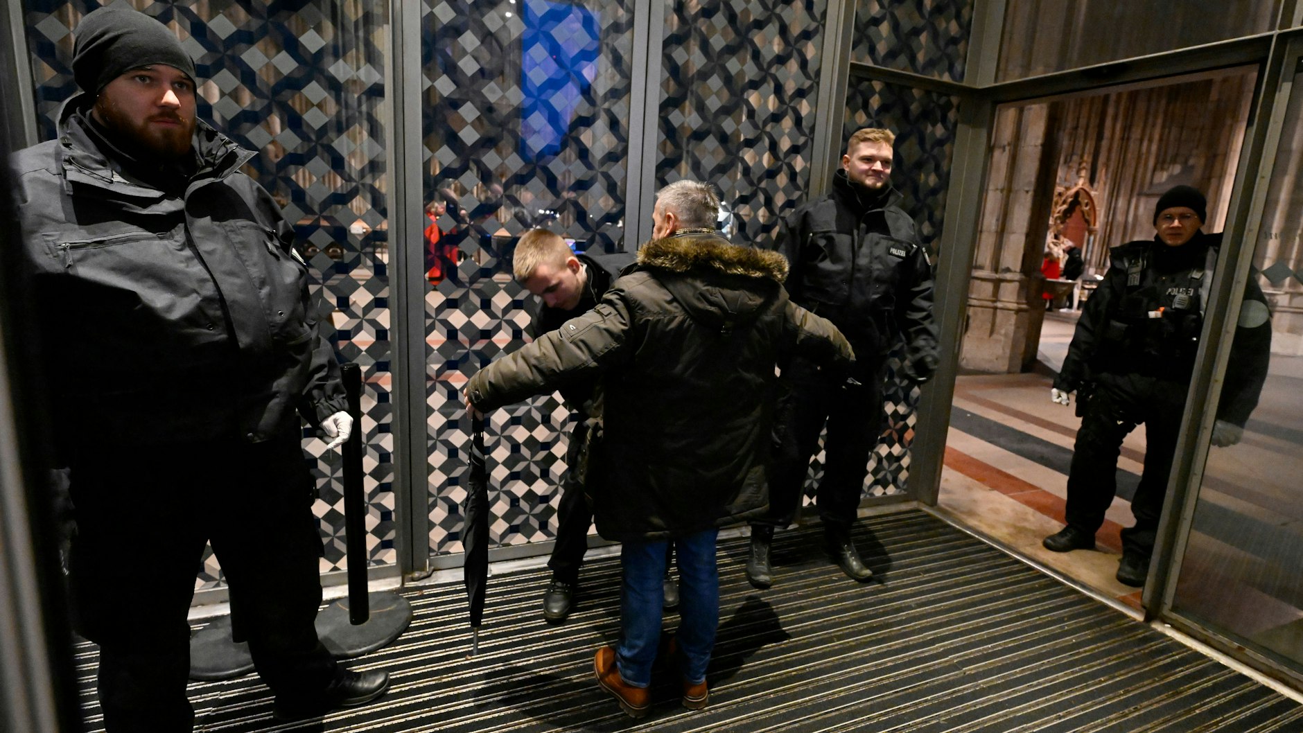 Polizisten kontrollieren am Eingang des Kölner Doms jeden Besucher der Gottesdienst.&nbsp;