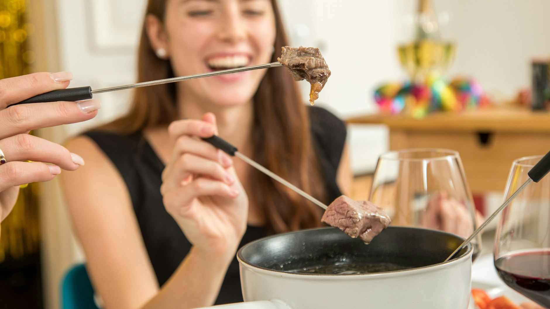 Nach dem Fondue an Weihnachten bleibt die Frage: Wohin mit dem Fett? KURIER hat Antworten.