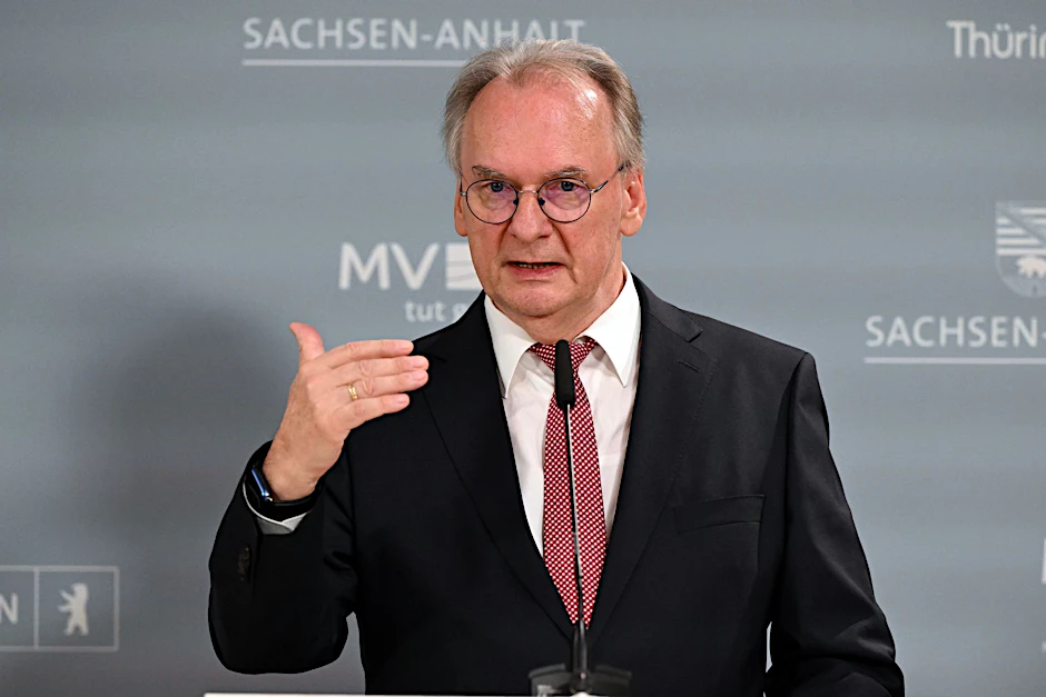ARCHIV - «Umfragen sprechen eine eindeutige Sprache. Die Menschen fragen sich: Ist meine Lebensgrundlage wirklich weiter gesichert oder könnte es mir noch einmal den Boden unter den Füßen wegziehen?», sagt Reiner Haseloff (CDU), Ministerpräsident von Sachsen-Anhalt.  