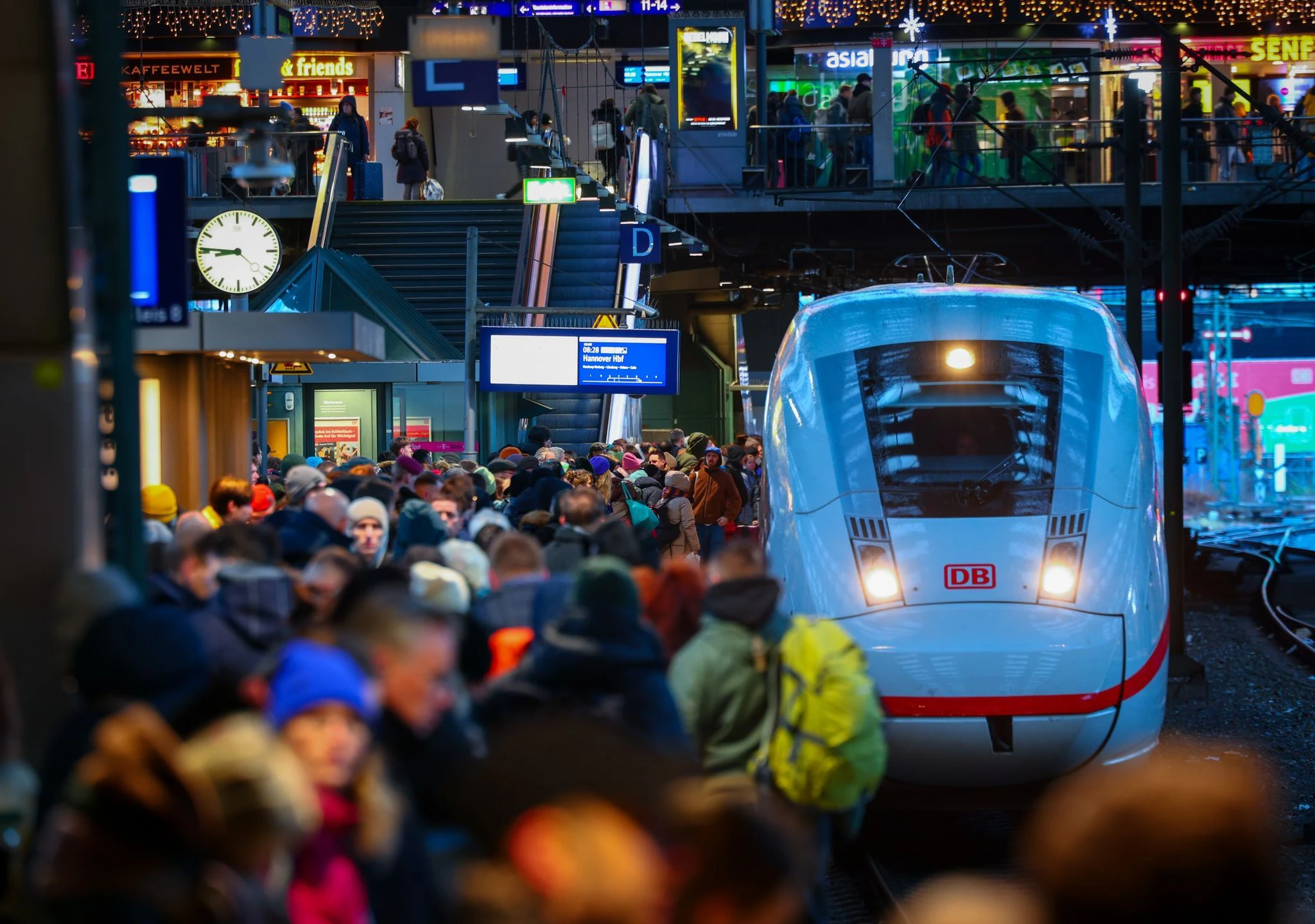 Geduld ist gefragt: Reisende am Hamburger Hauptbahnhof.  