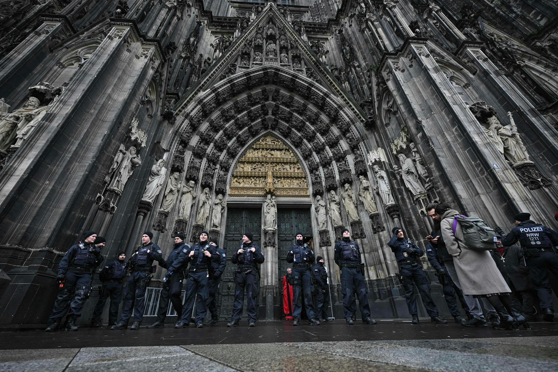 Polizei vor dem Kölner Dom. Die Sicherheitsmaßnahmen sind wegen islamistischer Anschlagspläne drastisch hochgefahren worden.