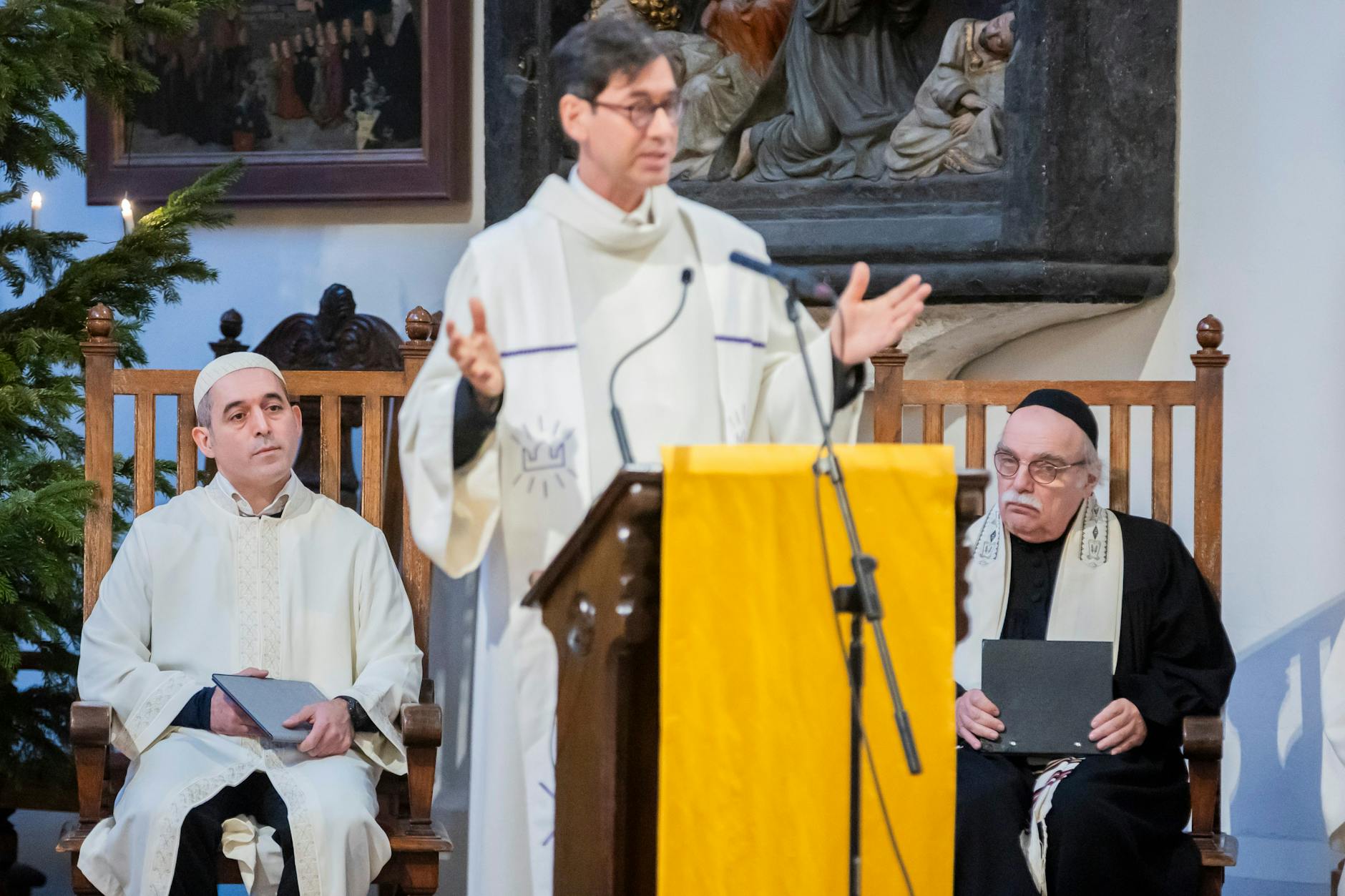 Imam Osman Örs, Pfarrer Gregor Hohberg und Rabbiner Andreas Nachama (v. li. n. re.) nehmen an einer Christvesper des interreligiösen House of One teil. 