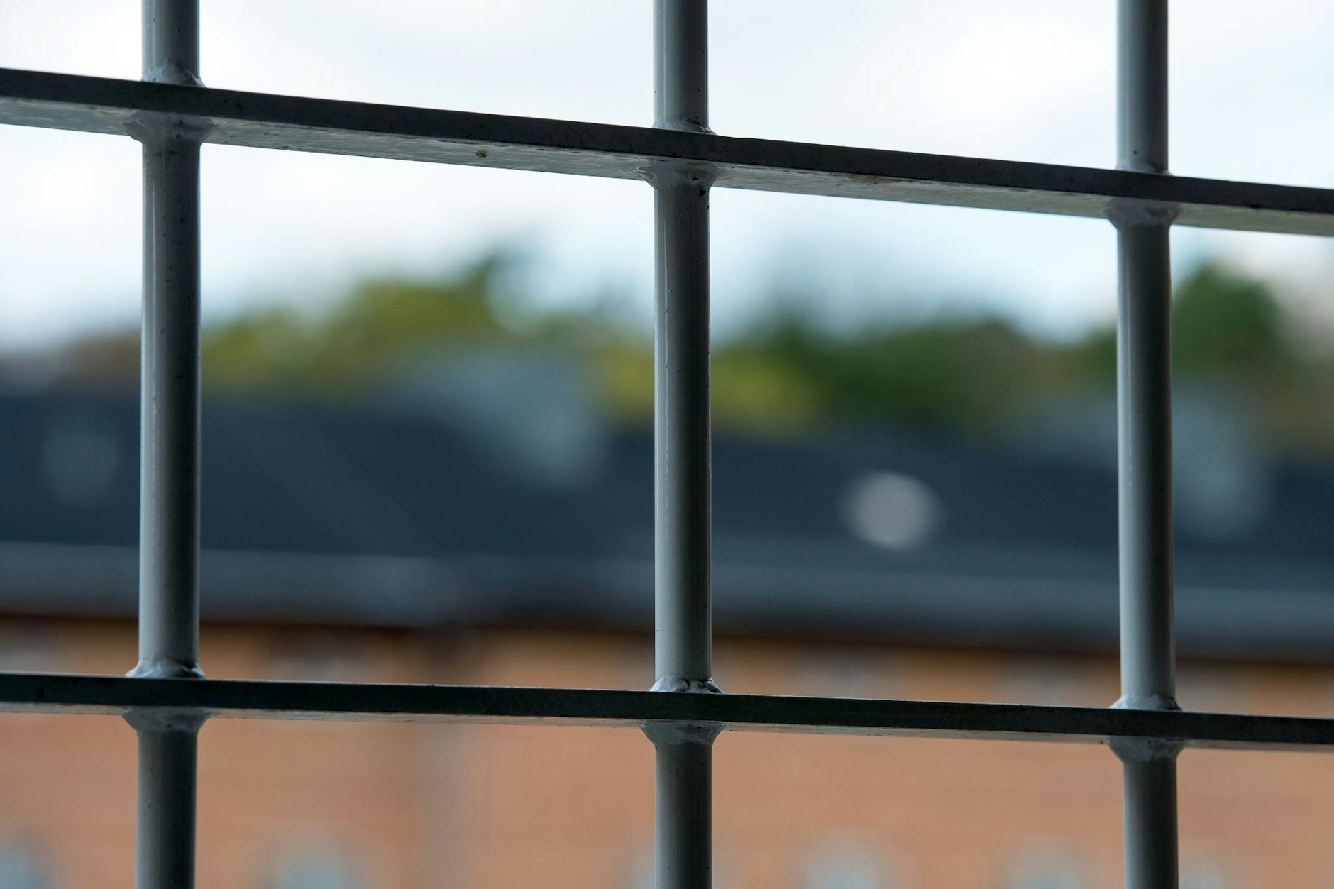 In Berlin sind in der Nacht vor Weihnachten zwei gefährliche Straftäter aus dem Maßregelvollzug ausgebrochen.