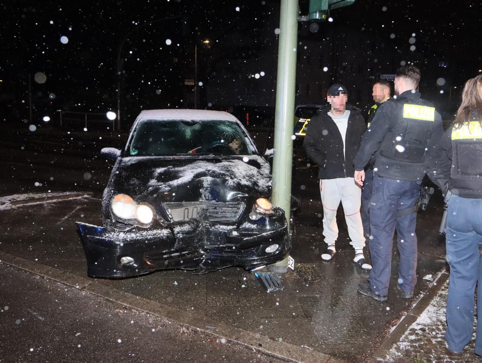 Mercedes-Fahrer zerlegt U-Bahnhof-Zugang in Neukölln