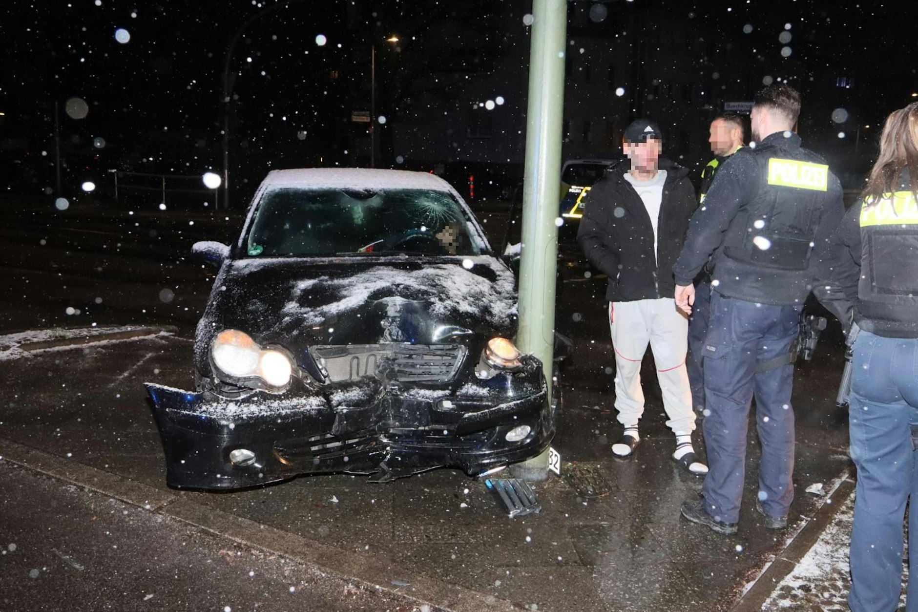 Ein Mann crashte in Berlin-Neukölln mit seinem Mercedes in einen U-Bahn-Eingang.