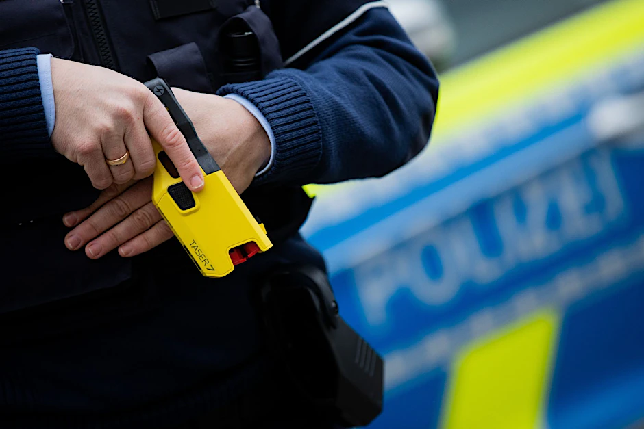 ARCHIV - Mit dem Distanz-Elektroimpulsgerät sollen Polizisten einen Angreifer auf Distanz halten können - ohne das Risiko einer tödlichen Verletzung wie bei der Schusswaffe.  