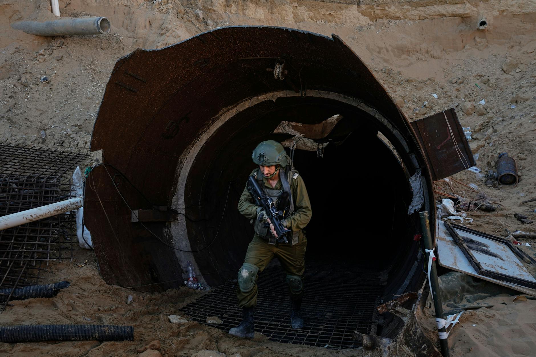 Ein israelischer Soldat kommt aus einem der Hamas-Tunnel. 