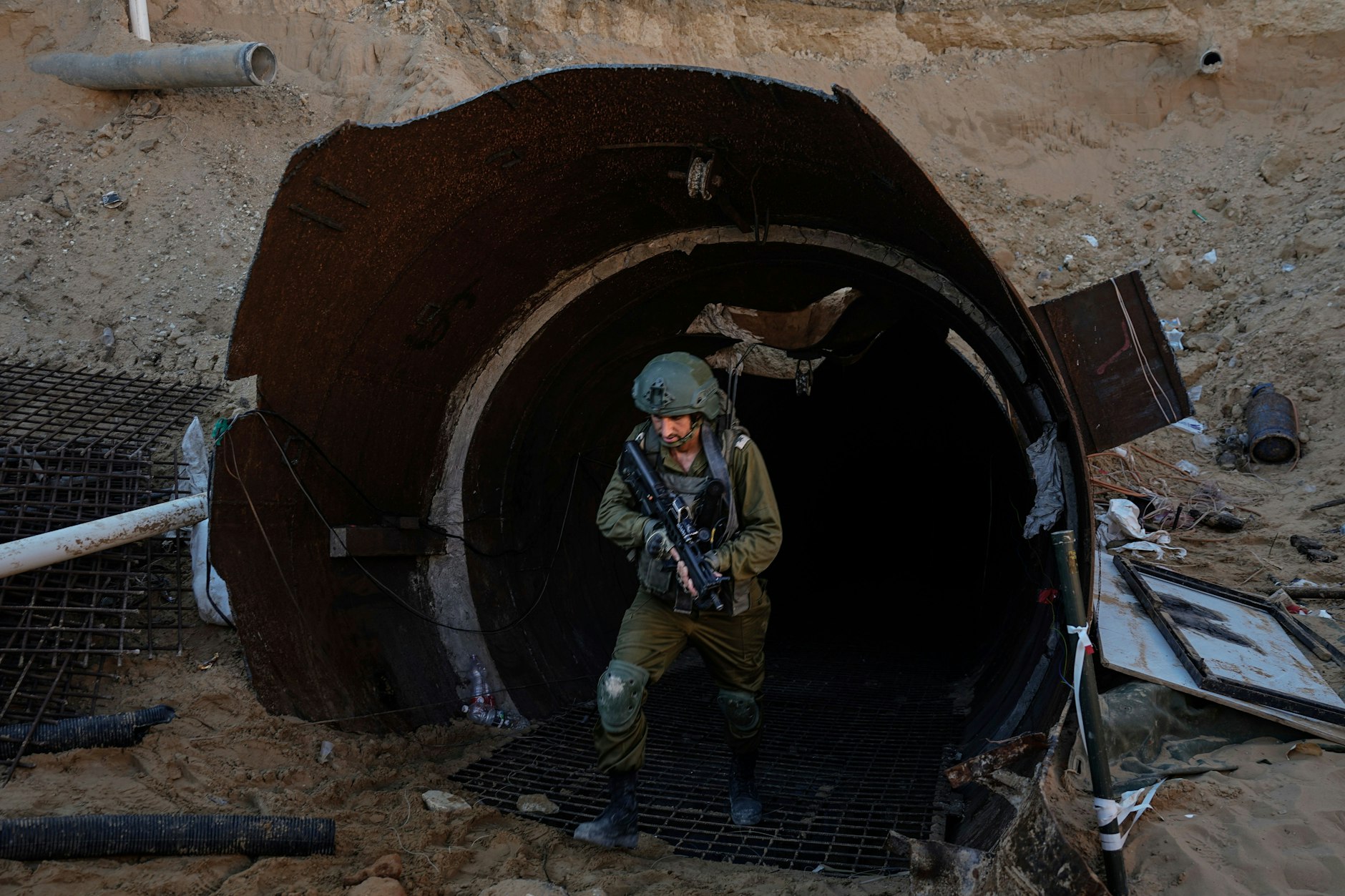 Ein israelischer Soldat kommt aus einem der Hamas-Tunnel.&nbsp;