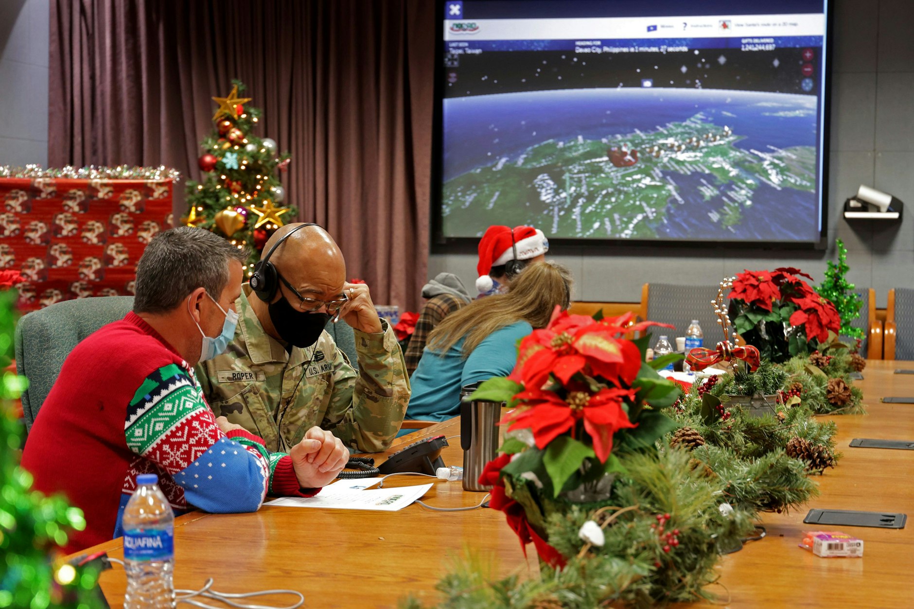 Im Luftverteidigungskommando Norad hat man gut zu tun, um die Flugroute des Weihnachtsmannes im Blick zu behalten.