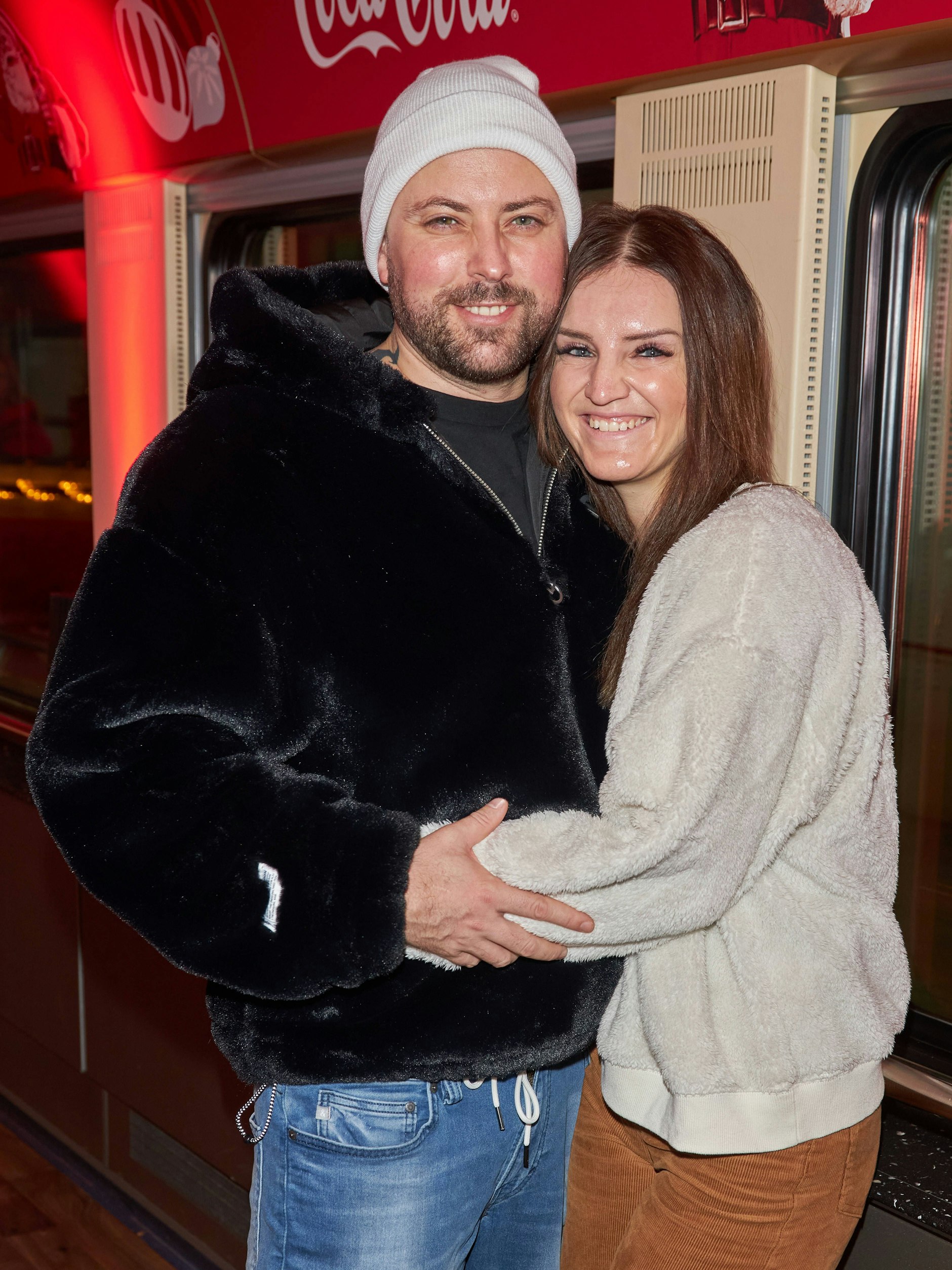 Felix von Jascheroff zeigte sich mit Freundin Alexandra beim Event des Coca-Cola-Weihnachtszuges total verliebt.