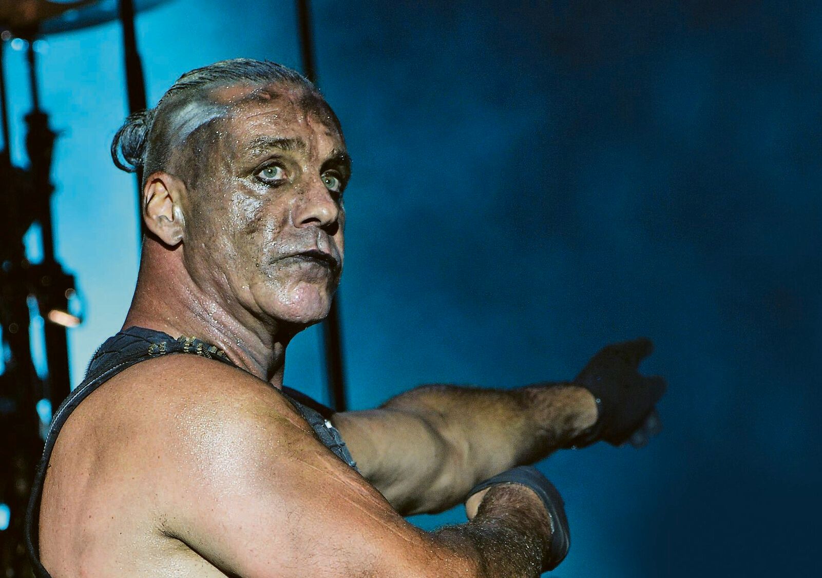 Image - Rammstein-Sänger Till Lindemann covert zu Weihnachten Héroes del Silencios „Entre dos tierras“