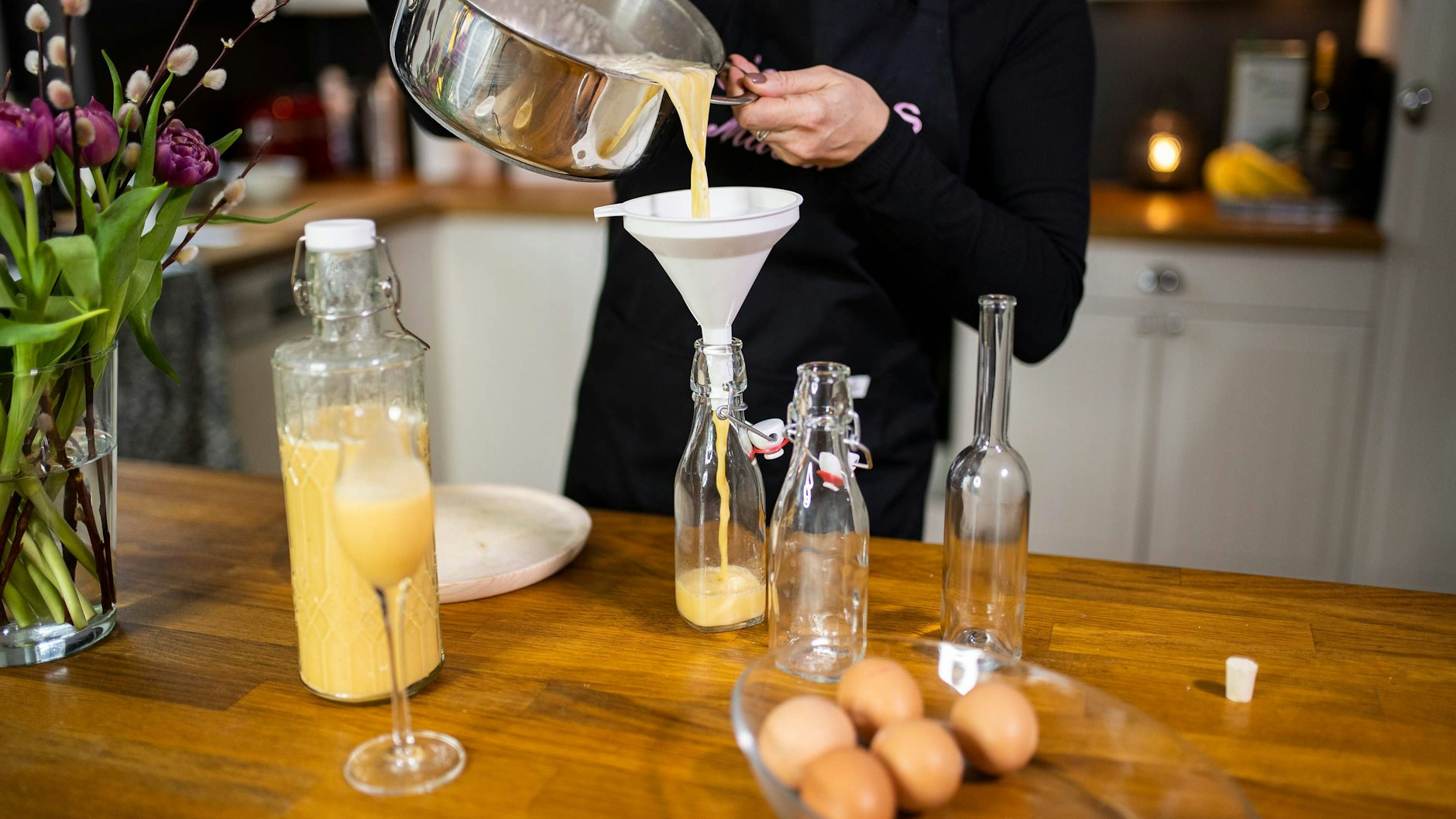 Bei diesem Rezept für Eierlikör sollte man den Eierlikör noch warm in Flaschen abfüllen.