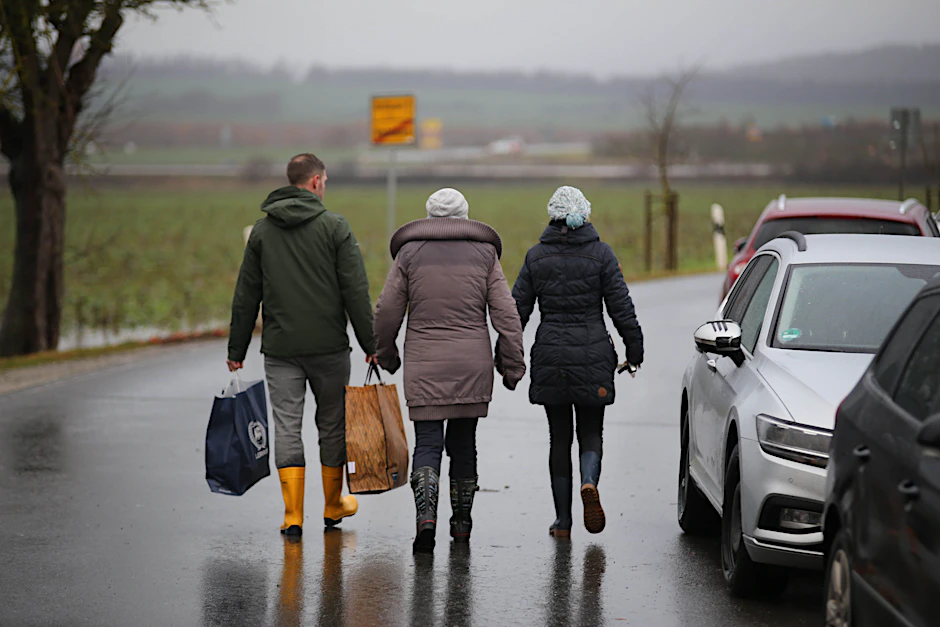 Thüringen, Windehausen: Anwohner verlassen die überflutete Ortschaft.