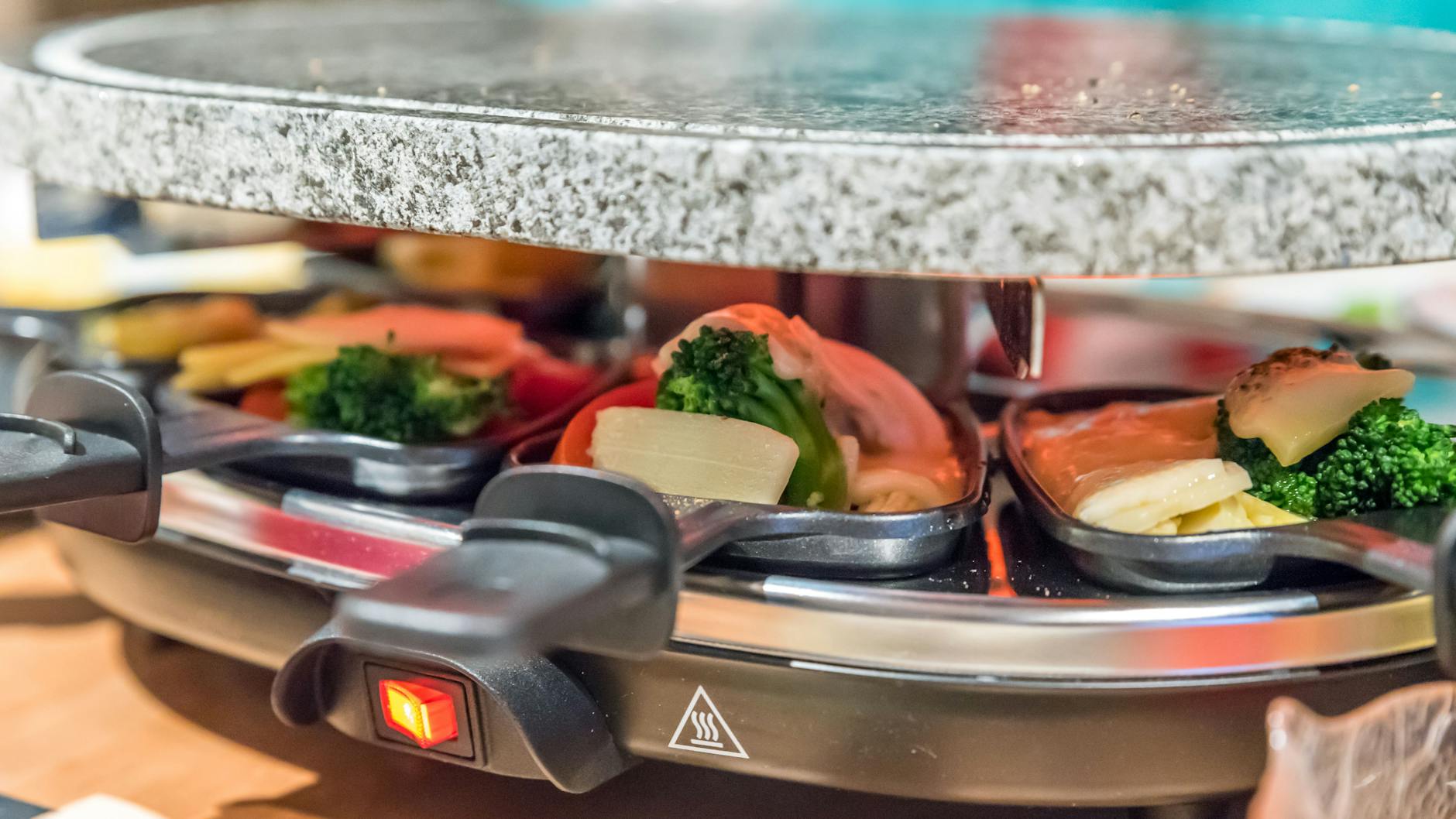 Neben den klassischen gibt es auch viele süße Rezepte für Raclette.