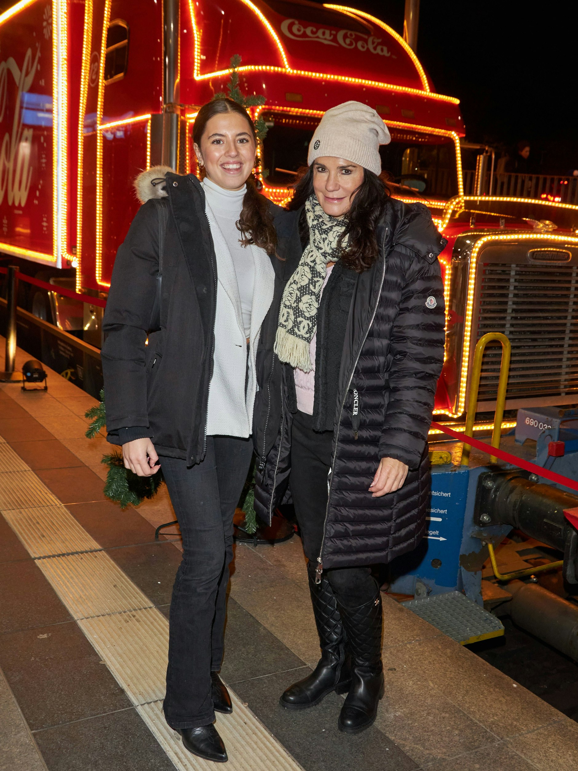 Zur Coca-Cola-Weihnachtstour am Bahnhof Berlin-Südkreuz kam Mariella Ahrens mit ihrer Tochter Lucia.