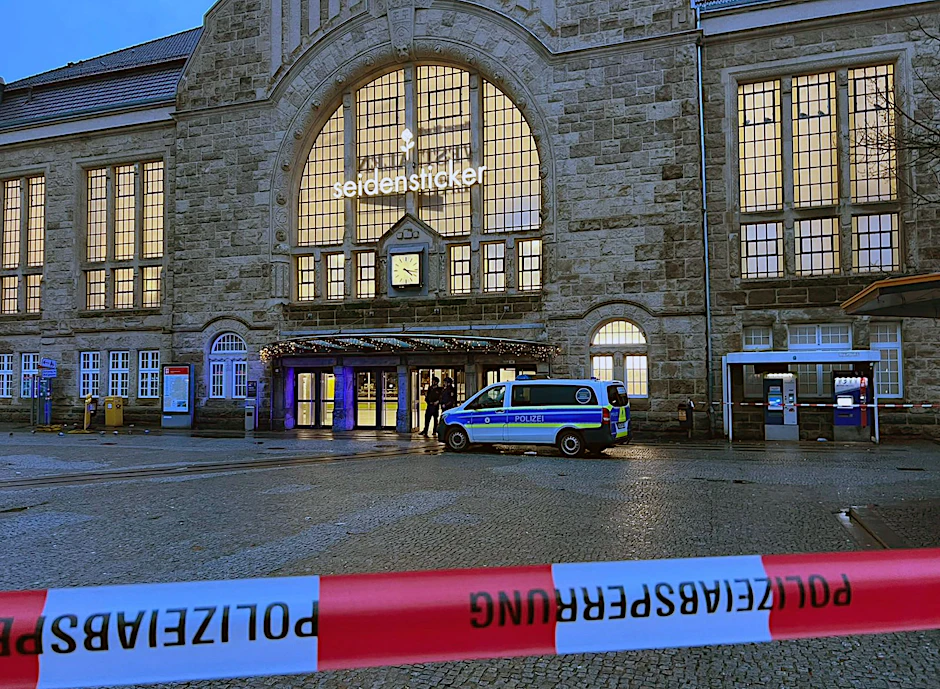 Einsatzkräfte der Polizei stehen vor dem Bielefelder Hauptbahnhof. Wegen eines größeren Polizeieinsatzes ist der Bielefelder Hauptbahnhof weiträumig abgesperrt worden.
