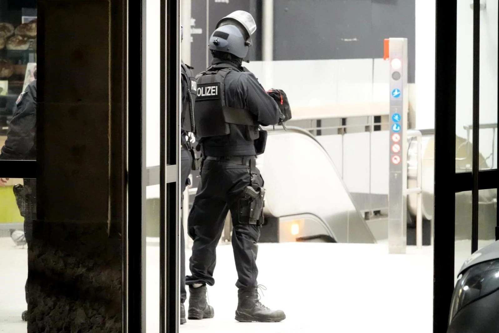 Einsatzkräfte der Polizei stehen am Montag im Bielefelder Hauptbahnhof. 