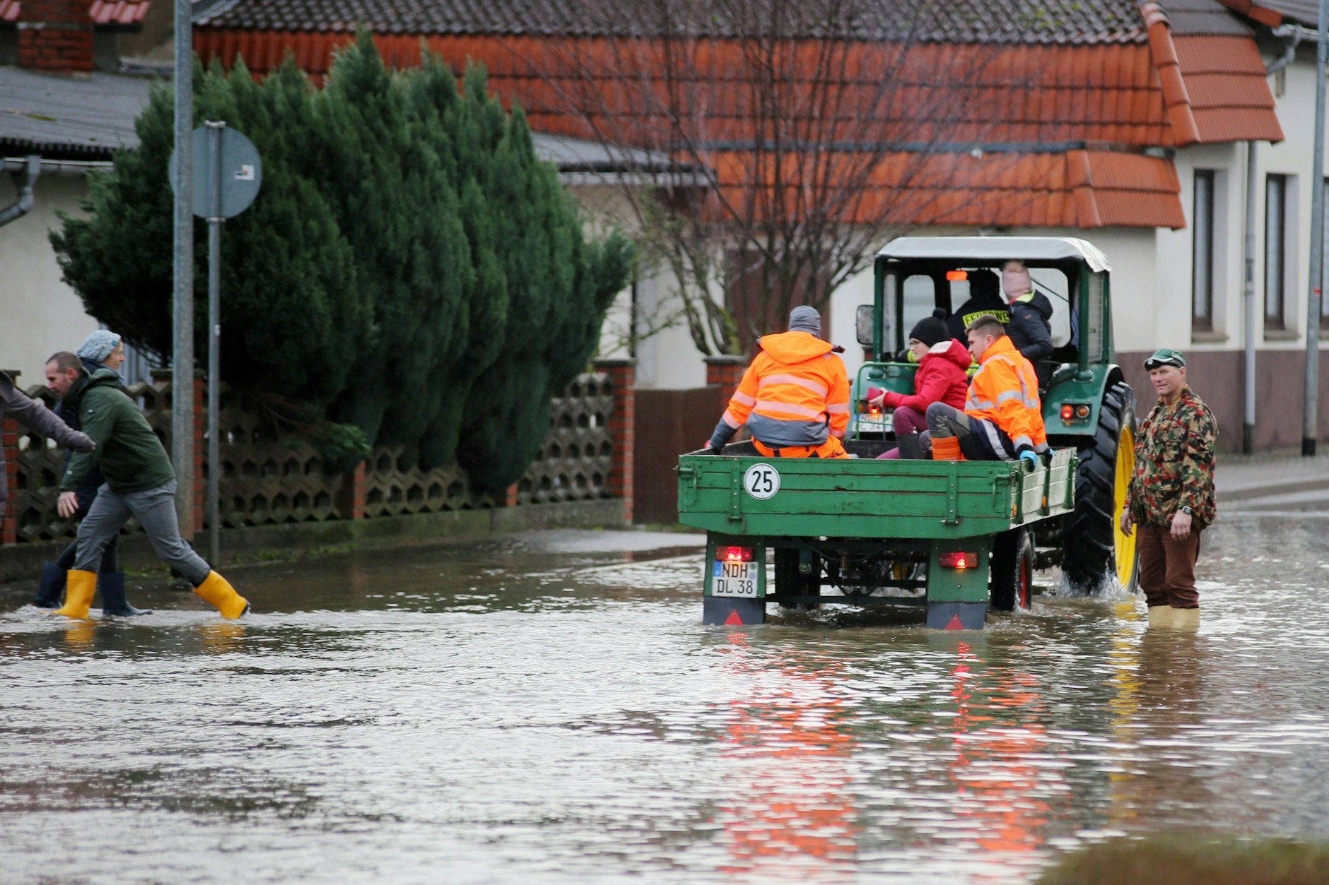 Ein Traktor fährt durch die überflutete Ortschaft Windehausen. Die Hochwasserlage bleibt in Nordthüringen weiter angespannt.