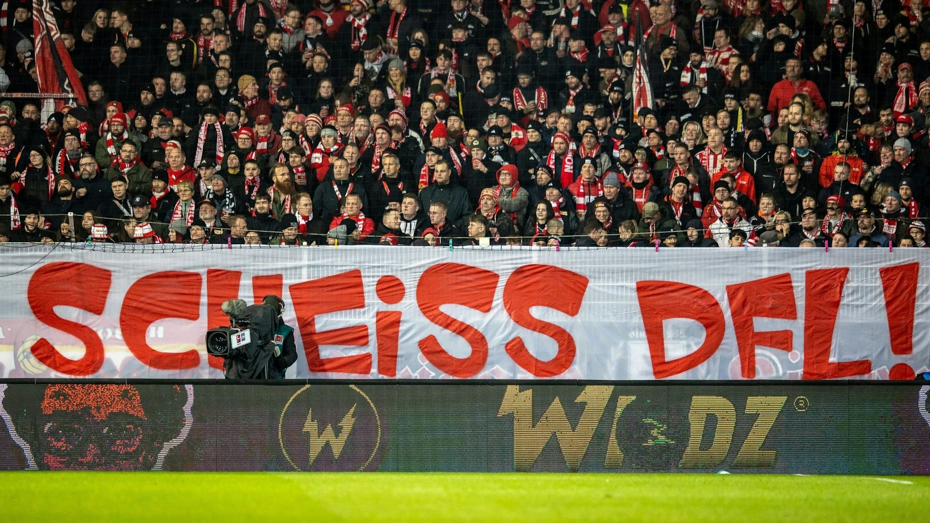 Ein Banner der Fans des 1. FC Union zeigt den Schriftzug "Scheiß DFL". Ein Protest, den Club-Boss Dirk Zingler nicht gutheißt.