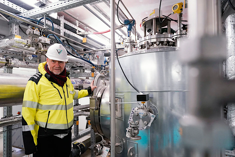 Horst Kreuter, Mitbegründer des Projekts bei der Vulcan Energie Ressourcen GmbH, steht in der sogenannten Lithiumextraktionsoptimierungsanlage.&nbsp;