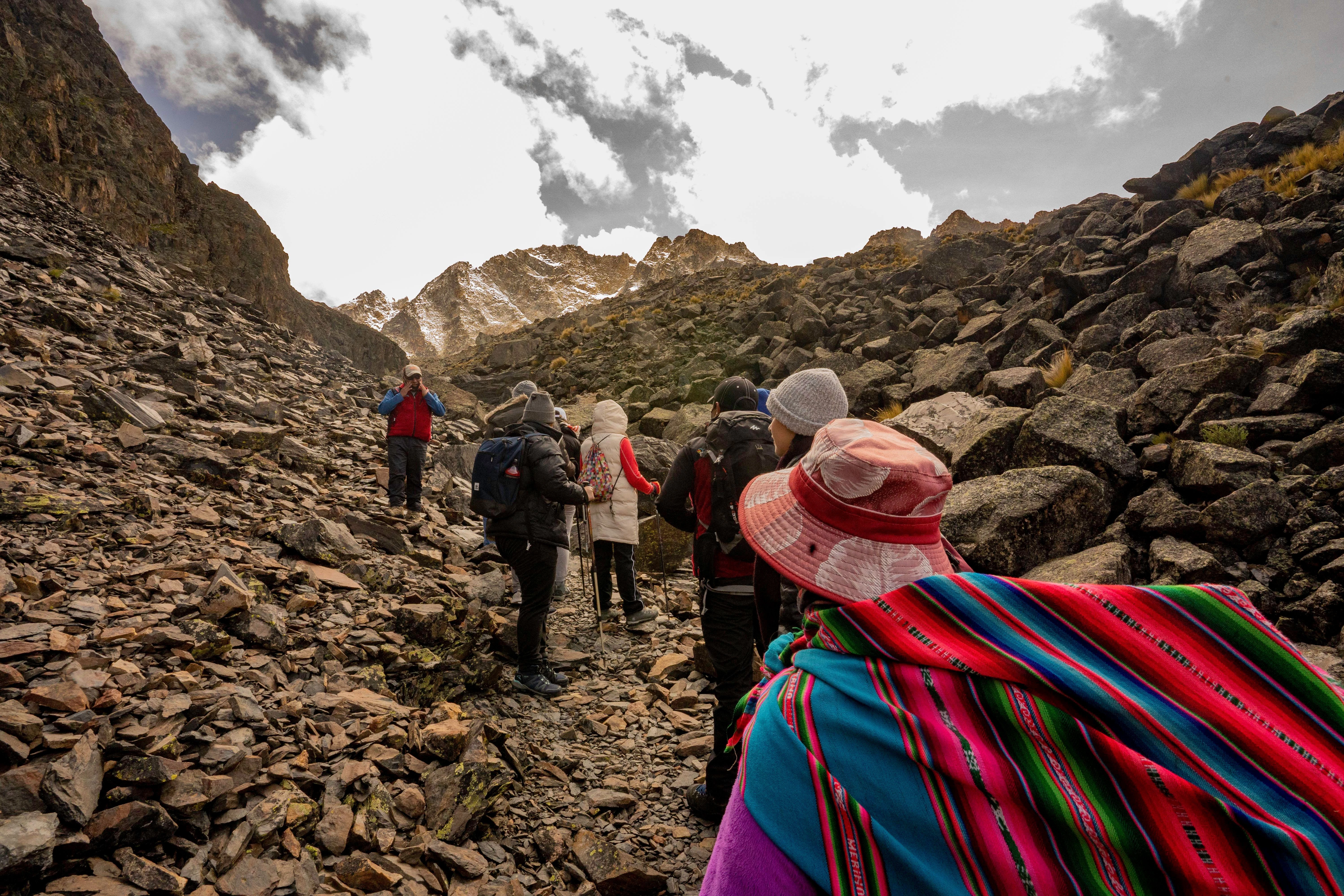 Elena Quispe begleitet eine Gruppe Touristen als Bergführerin.