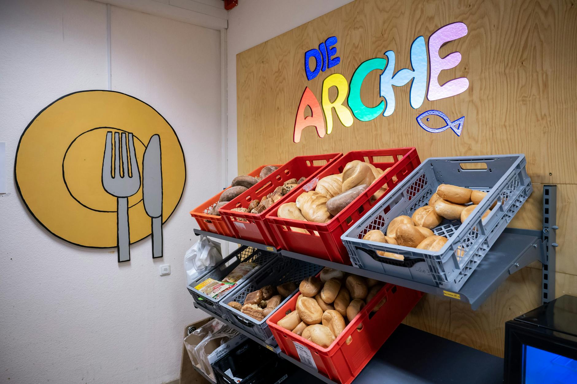 Bei der Arche bekommen Familie kostenlose Lebensmittel.