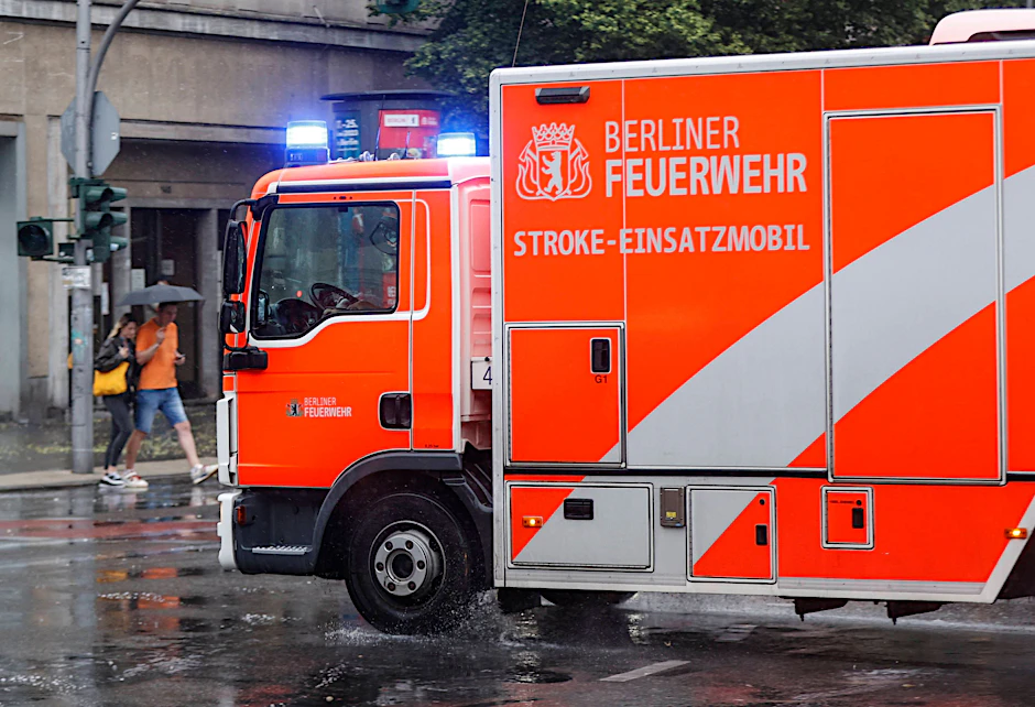 Ein Fahrzeug der Berliner Feuerwehr. Einbrecher beschädigten in der Nacht mehrere Einsatzwagen.