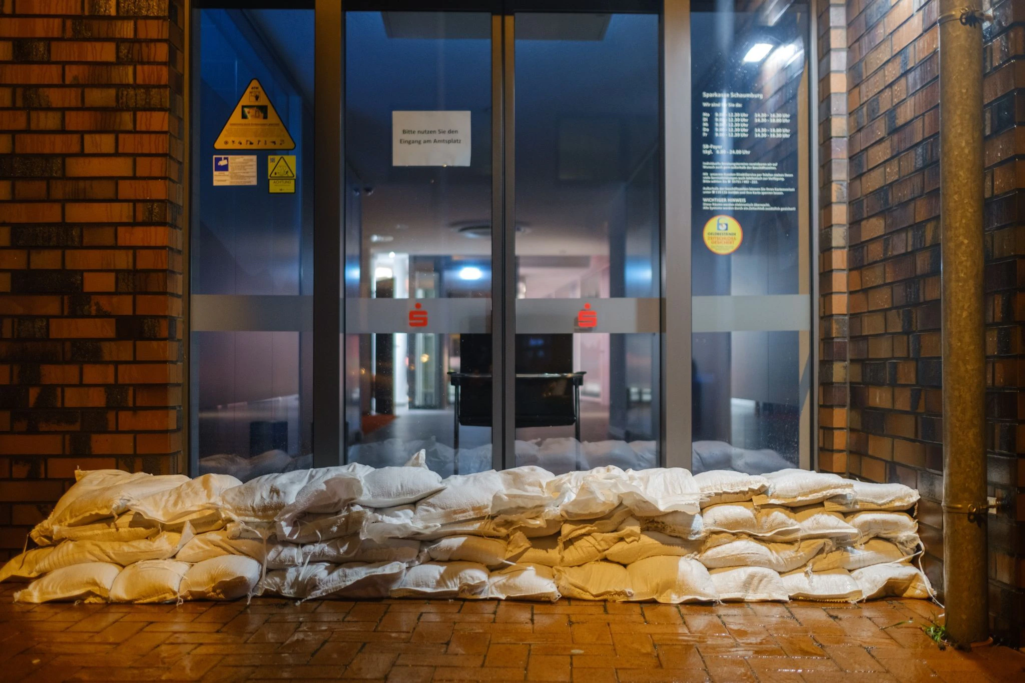 Sandsäcke vor dem Eingang der Sparkasse Rodenberg in Niedersachsen.  