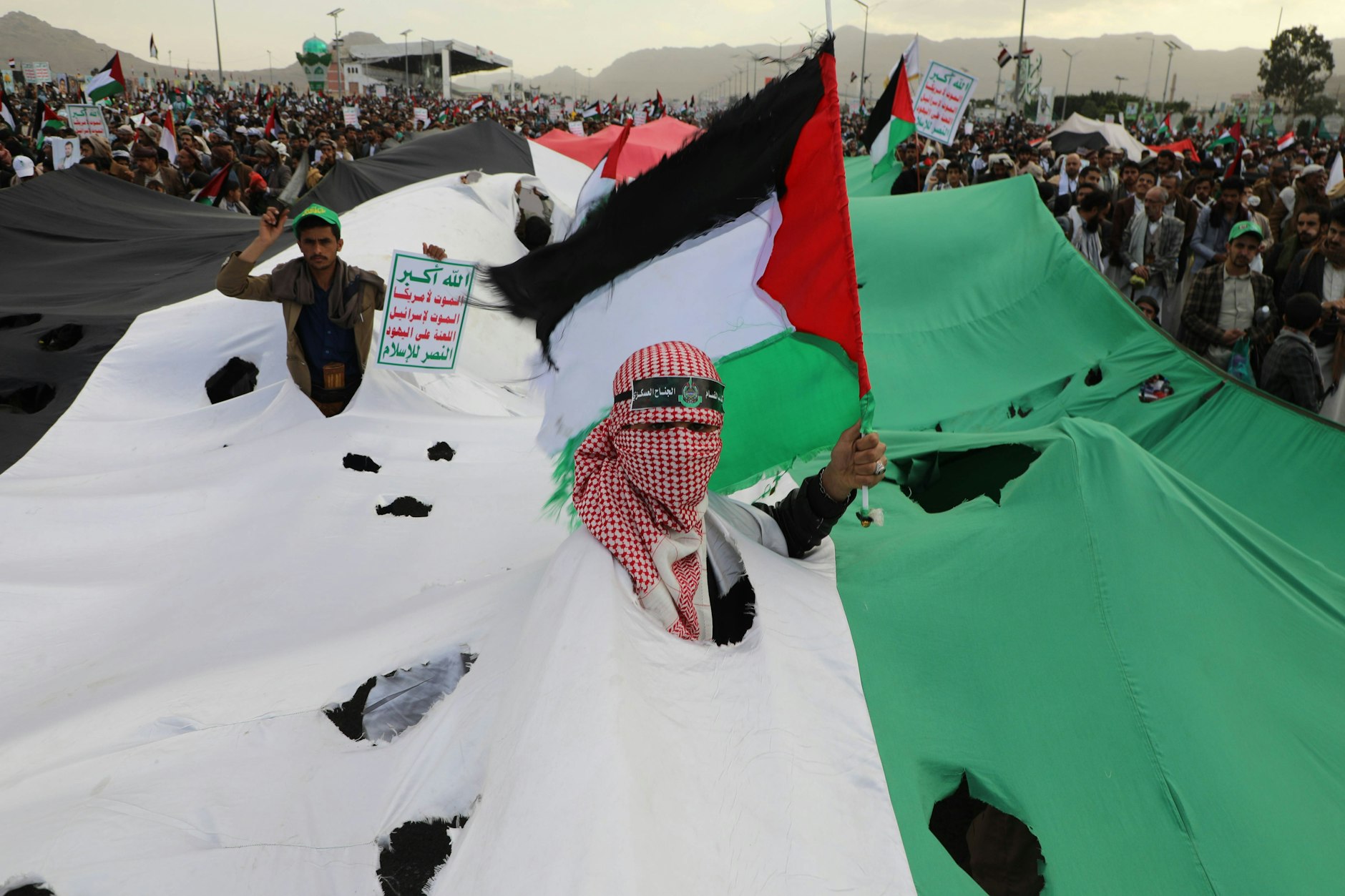 Demonstranten während einer Solidaritätskundgebung für Gaza in Sanaa. Ende Oktober begannen die jemenitischen Huthis mit dem Abschuss von Raketen und Drohnen im Rahmen ihrer „Operation zur Unterstützung der Palästinenser“.