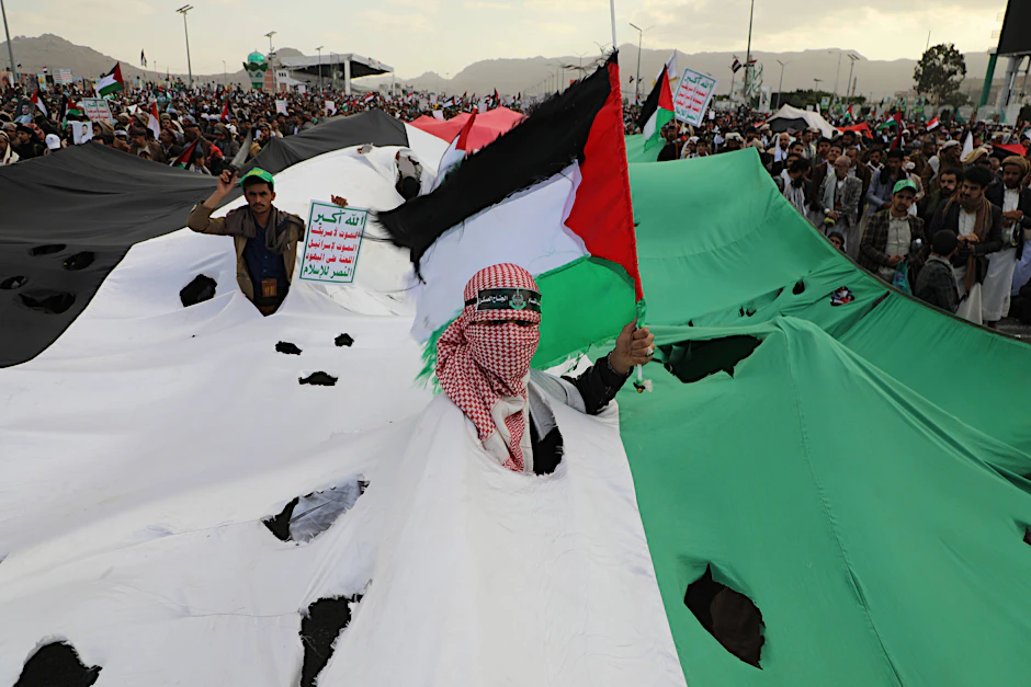 Demonstranten während einer Solidaritätskundgebung für Gaza in Sanaa. Ende Oktober begannen die jemenitischen Huthis mit dem Abschuss von Raketen und Drohnen im Rahmen ihrer „Operation zur Unterstützung der Palästinenser“.