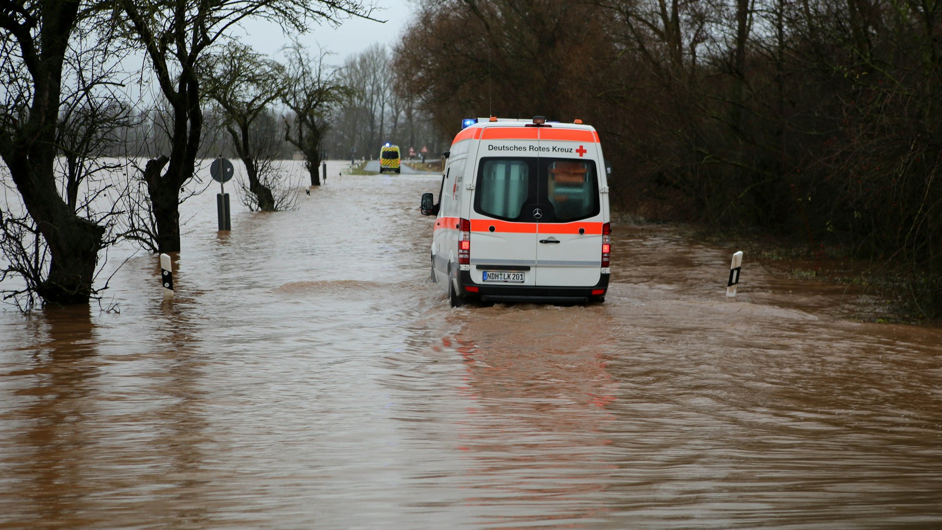 Der Ort Windehausen im Kreis Nordhausen ist vom Wasser eingeschlossen und sollte ab Montagmittag komplett evakuiert werden.
