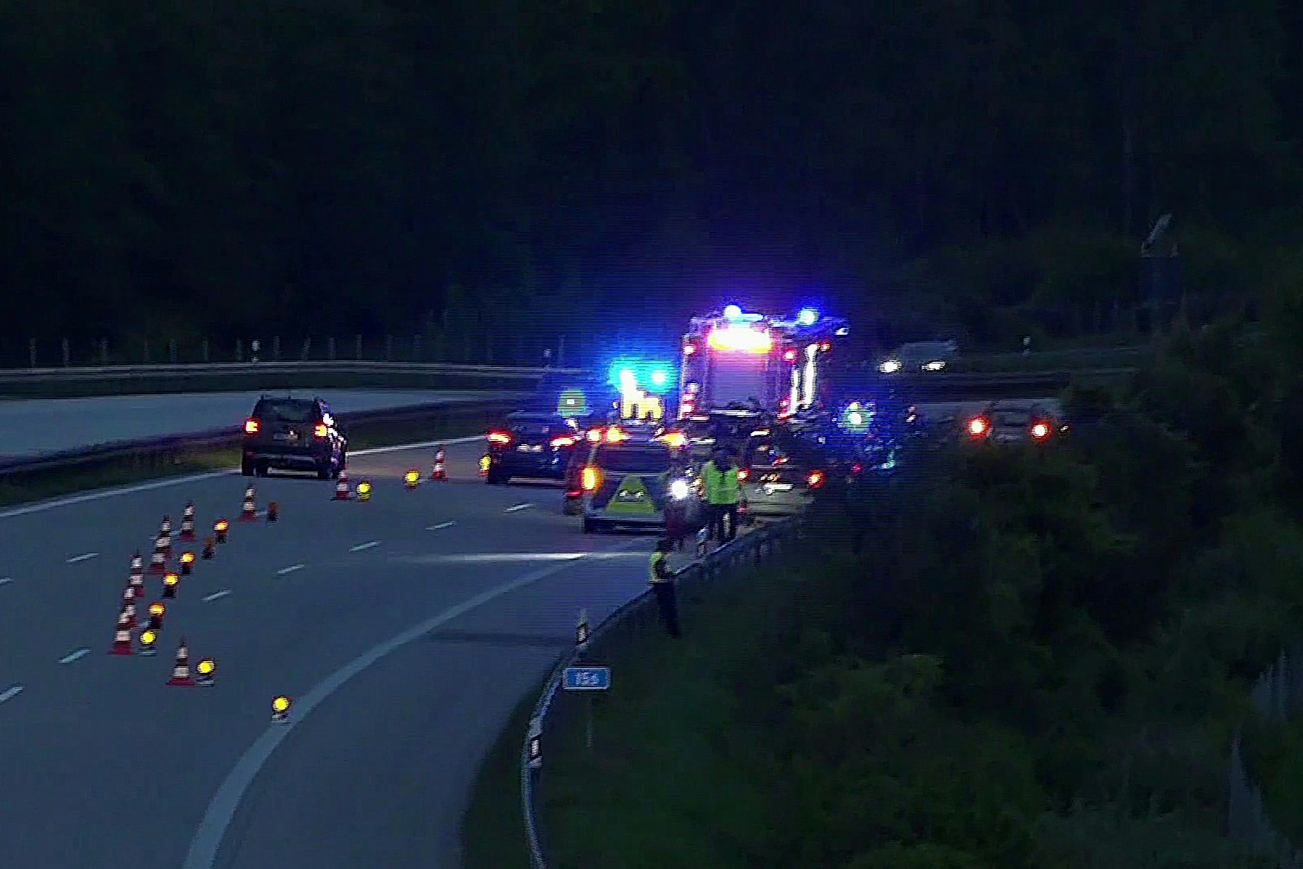 Brandenburg, Brück: Polizisten sichern den Tatort an der Autobahn 9 ab.&nbsp;