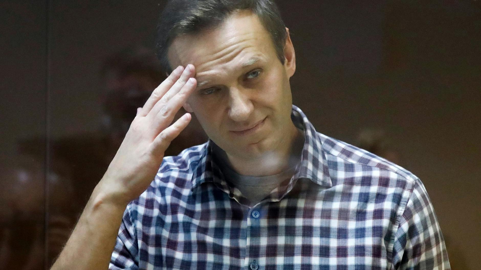 Alexej Nawalny, russischer Oppositionsführer, steht während seiner Verhandlung hinter einer Glasscheibe im Babuskinsky-Bezirksgericht. Das Rätsel um das Verschwinden von Russlands berühmtestem Gefangenen ist gelöst. 