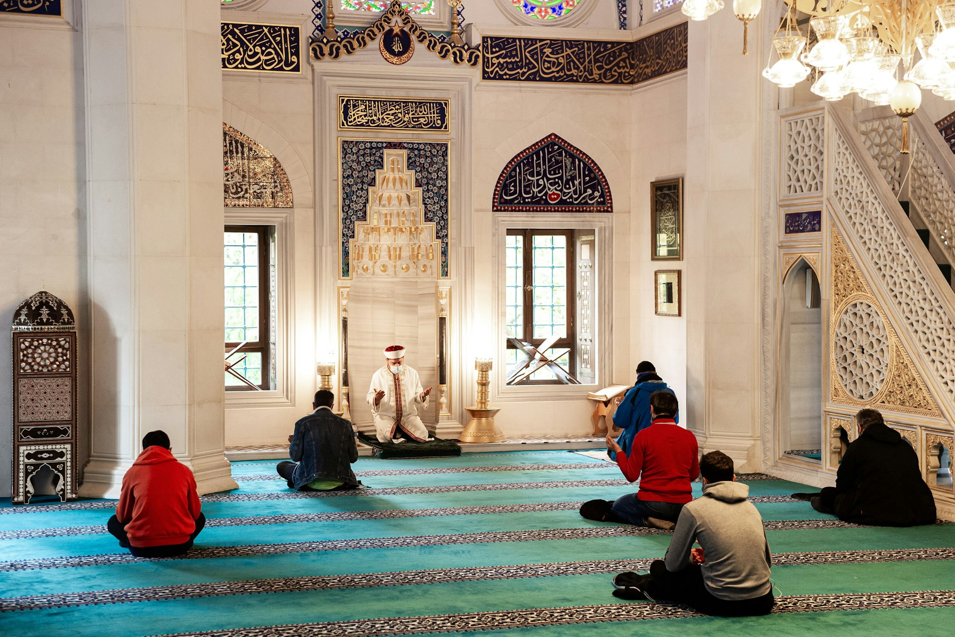 Betende in einer Moschee in Neukölln
