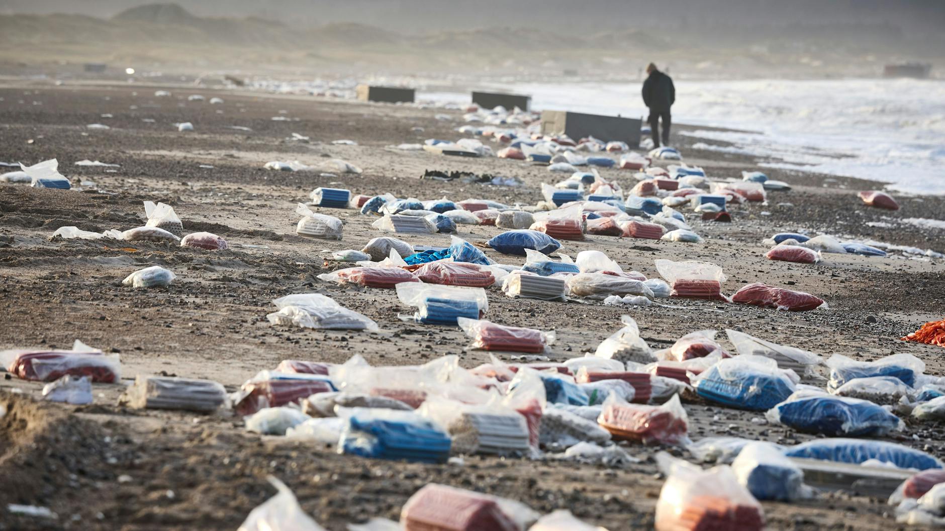 Verstreute Ladung am Strand. Einfach mitnehmen wäre Diebstahl, warnt die Polizei.