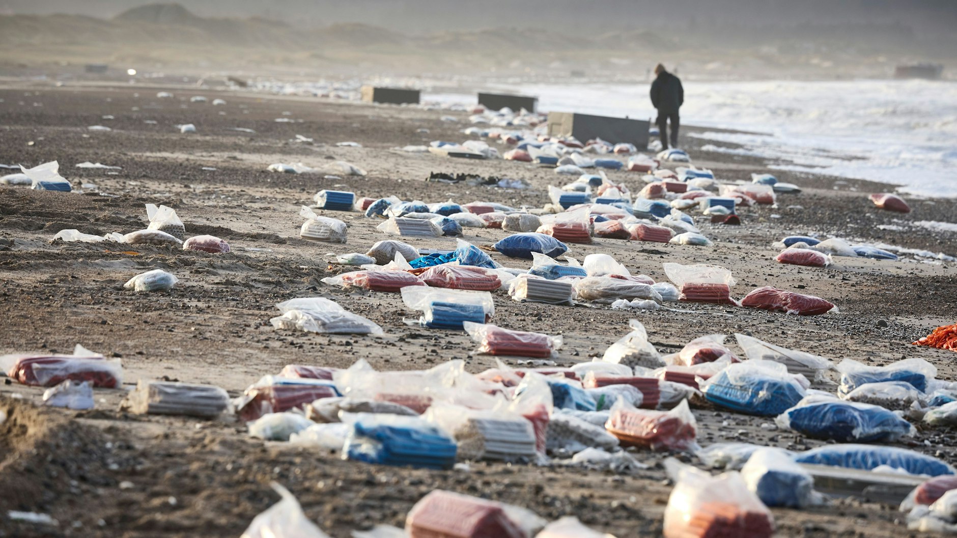 Verstreute Ladung am Strand. Einfach mitnehmen wäre Diebstahl, warnt die Polizei.