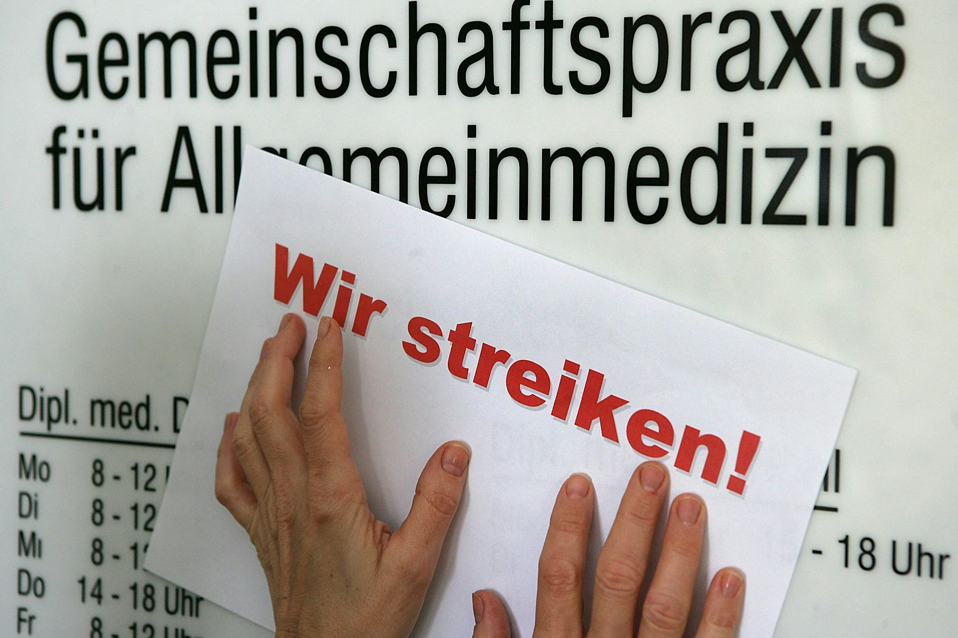 Aus Protest gegen die Gesundheitspolitik von Karl Lauterbach bleiben viele Praxis nach dem Fest geschlossen.