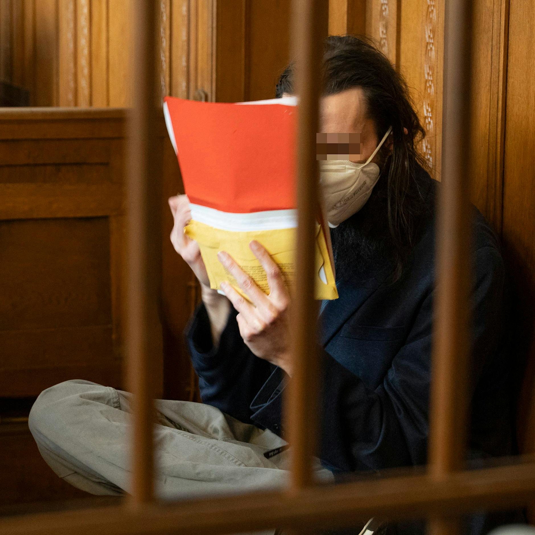 Mörder wieder vor Gericht: Prügelte er eine Frau wegen eines Autos fast tot?