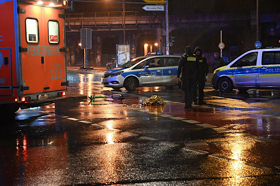 In Berlin-Mitte krachte ein E-Roller-Fahrer in ein Auto.