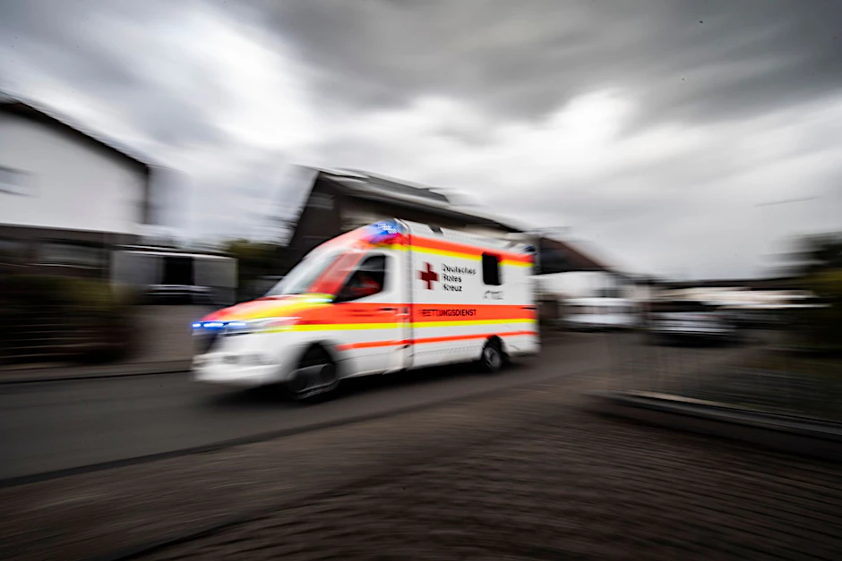 ARCHIV - Ein Rettungswagen fährt über die Straße.  