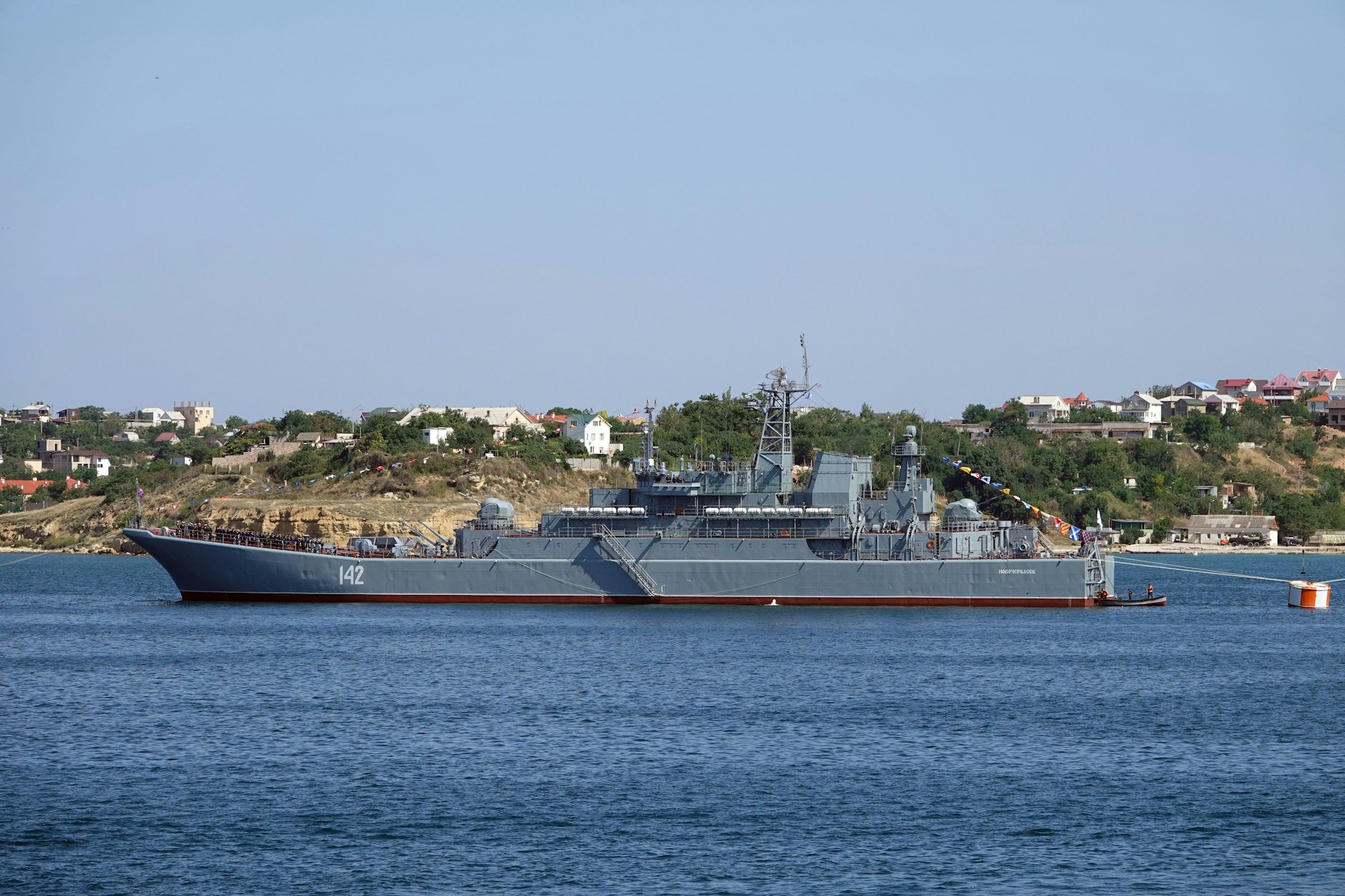 Das Kriegsschiff „Nowotscherkassk“ der russischen Schwarzmeerflotte. Die Ukraine will das Schiff bei einem Angriff auf der Krim zerstört haben. (Archivbild)