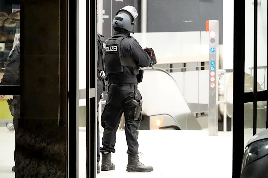 Einsatzkräfte der Polizei stehen im Bielefelder Hauptbahnhof.  pa