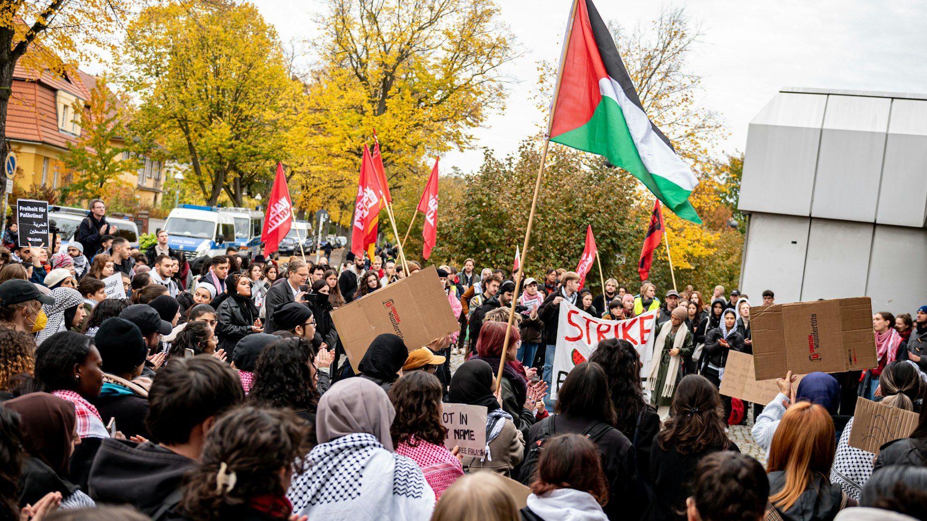 Studenten nehmen Anfang November an einer Kundgebung für Palästina an der FU Berlin teil. Im Zusammenhang mit einer Hörsaalbesetzung Mitte Dezember mit Bezug zum Gaza-Krieg hat die Freie Universität Berlin (FU) gegen eine Reihe von Menschen Strafanzeige gestellt.
