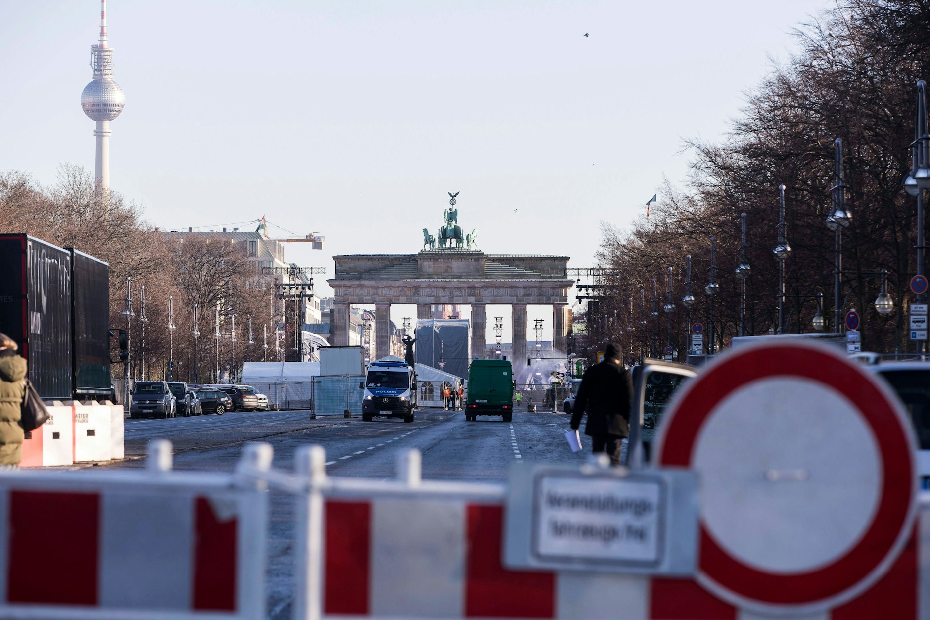 Wie in den vergangenen Jahren wird nun das Brandenburger Tor und die Zufahrtsstraßen für die Silvester-Party wieder abgesperrt.&nbsp;