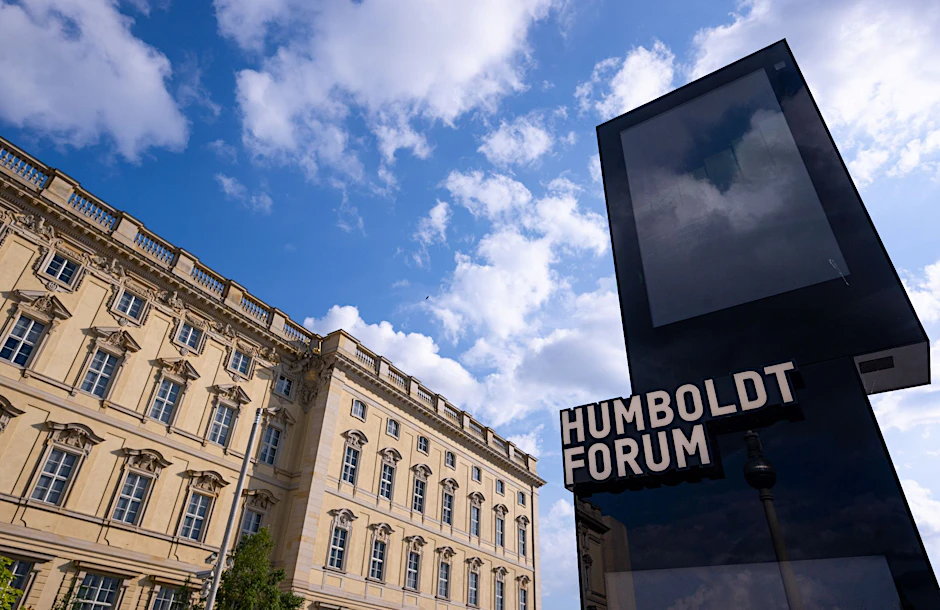 ARCHIV - Blick auf das wiederaufgebaute Berliner Schloss, Sitz des Humboldt Forums, auf der Museumsinsel.  